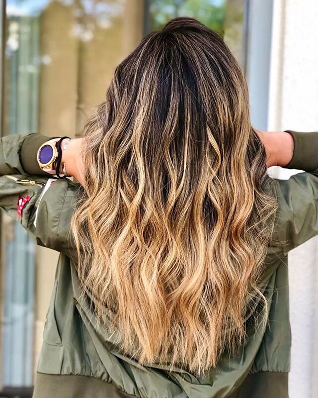 👈🏻 SWIPE FOR BEFORE! 😱 Life can get in the way from your beauty time so sometimes the idea to commit to maintenance can&rsquo;t always come true 😔 For those who still was blonde but need low maintenance we recommend #shadowroot ! 🤩 Shadow toot t