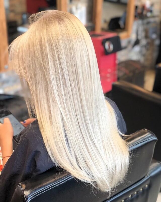 🤍 PLATINUM &bull; PERFECT 🤍
Check out this gorgeous solid platinum by Yusimi @blonde_by_yusihair 🤩 Platinum is one of the most delicate and high maintenance services 💎 Here are some tips to protect it and make sure it looks perfect every time:
⭐️
