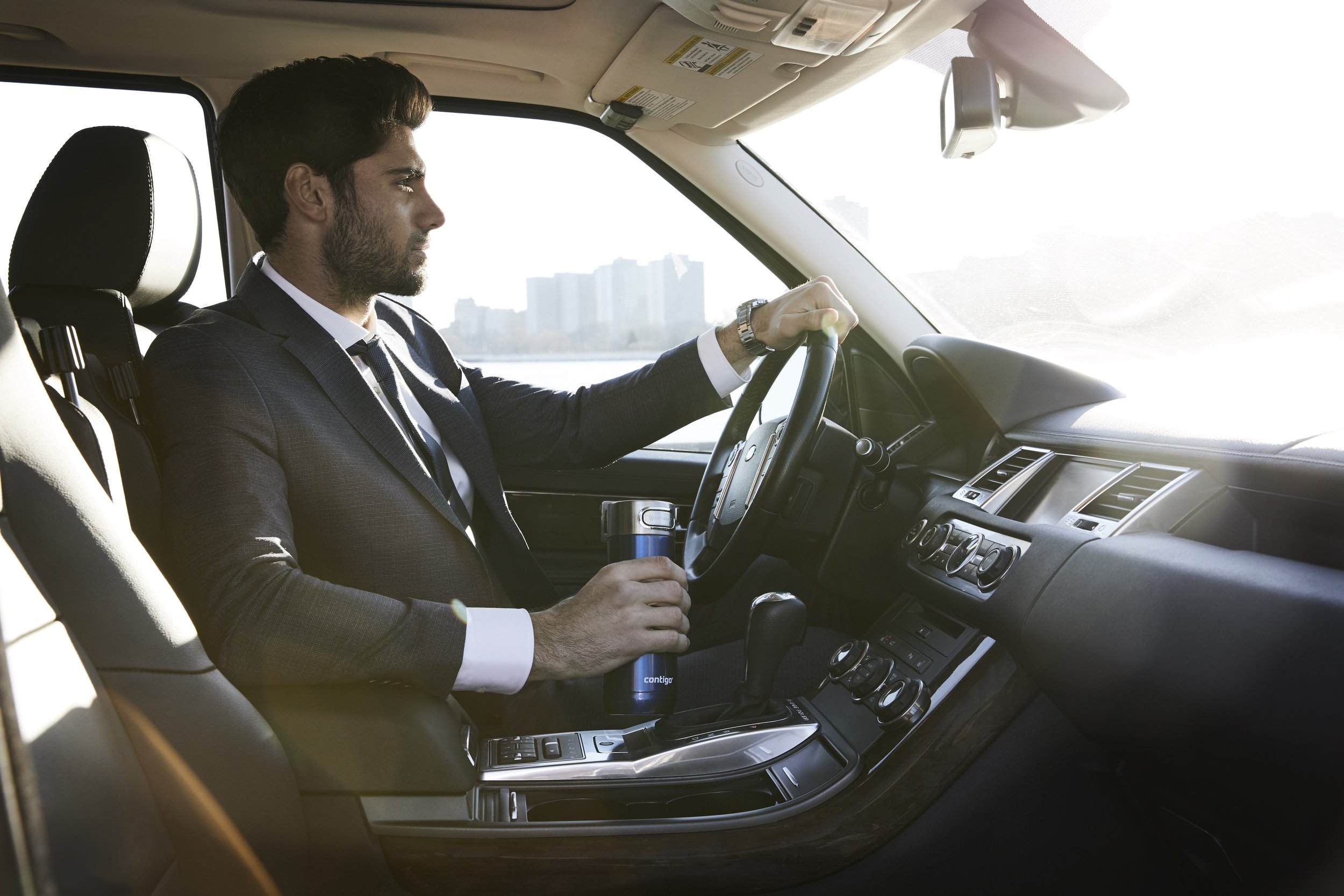 30a-SAP-contigo-luxe-thermal-autoseal-16oz-monaco-inside-car-lifestyle-with-talent-01.jpg