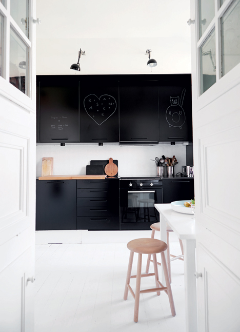 black_kitchen_emmas_designblogg_533932262a6b22520d91bb4a.jpg