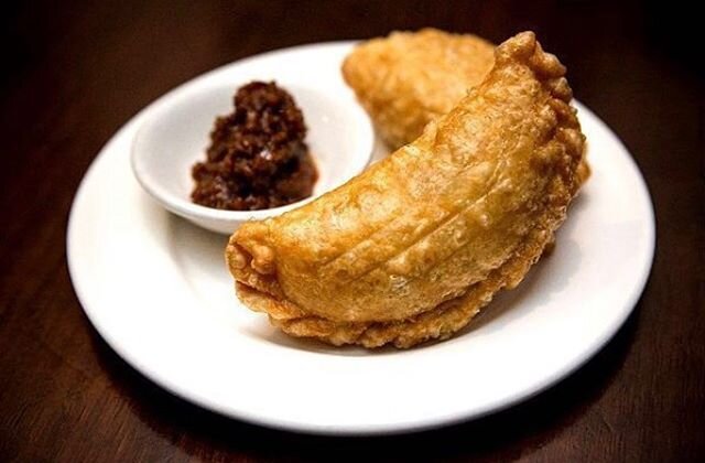 Drop by and enjoy our customer favourite entrees 🥢 Pictured here is our curry puff! This puff pastry filled with braised onions, diced potatoes and carrots, blended with spices is sure to satisfy your cravings