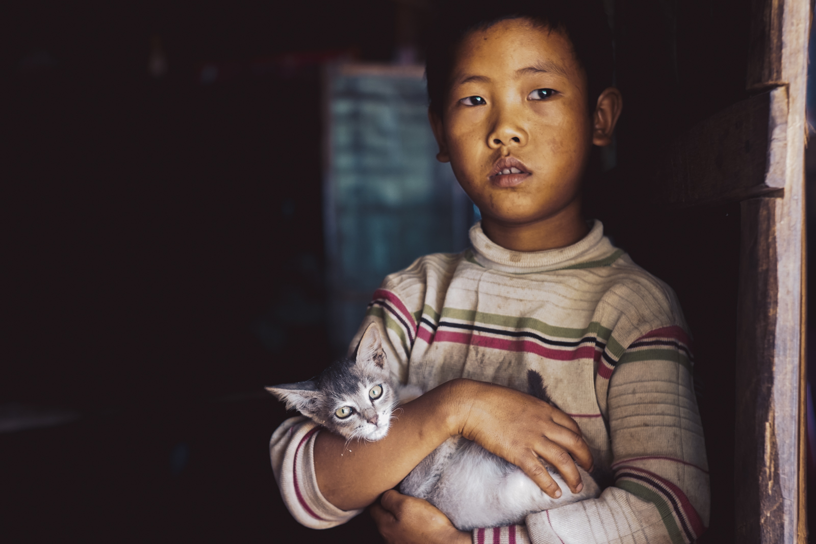 LISU BOY WITH PET KITTEN