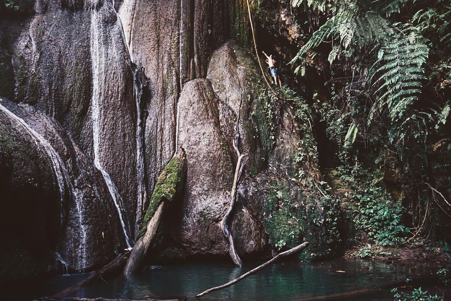 Places few know exist.
&bull;
&bull;
&bull;
@byronhartzler 📸 
&bull;
&bull;
&bull;

#waterfallsofinstagram #waterfalladventures #sawanobori #chasingwaterfalls #lashio #lashioisthe8 #wildmyanmar #wildswimming #myanmar #exploremyanmar #shanstate #adve