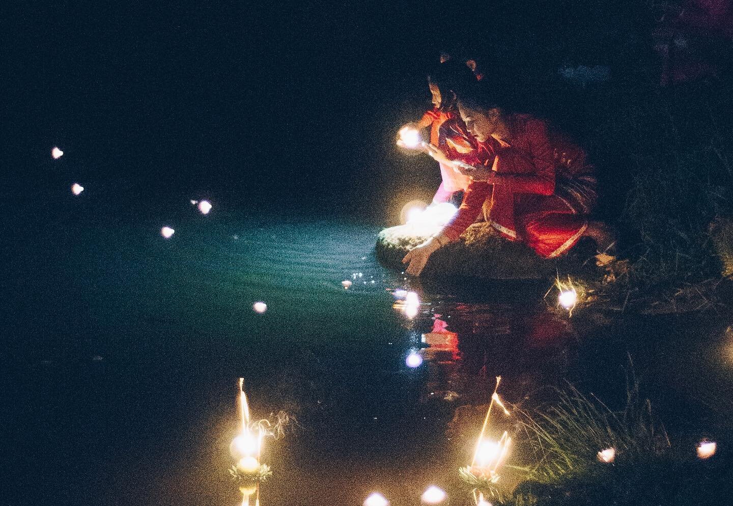 Happy Thadingyut from Lashio!
&mdash;
In a small isolated community of 8 Tai villages, they all make their way by candlelight to the temple for community celebration.
&bull;
&bull;
@forasiacheers 📸 🔥 
&bull;
&bull;
#thadingyut #thadingyutfestival #