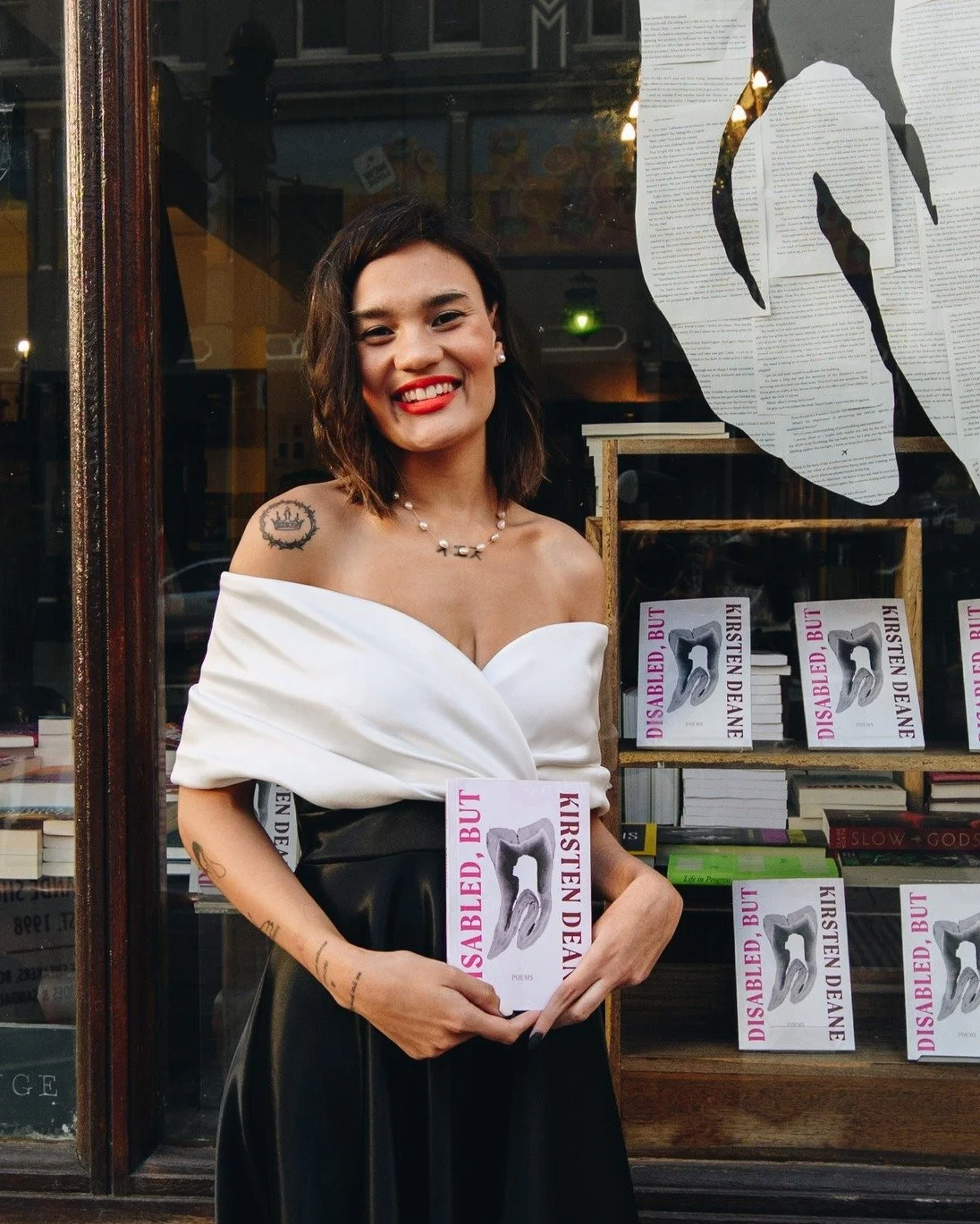 We can't get enough of this photo dump from @kirstendeane.writes' launch for 'Disabled, But' at @booklounge last week.

Congratulations, Kirsten! 🎉🩷

📷: @small1mediahouse 

#uHlanga #DisabledButPoems #KirstenDeane #BookLaunch #CapeTown #TheBookLou