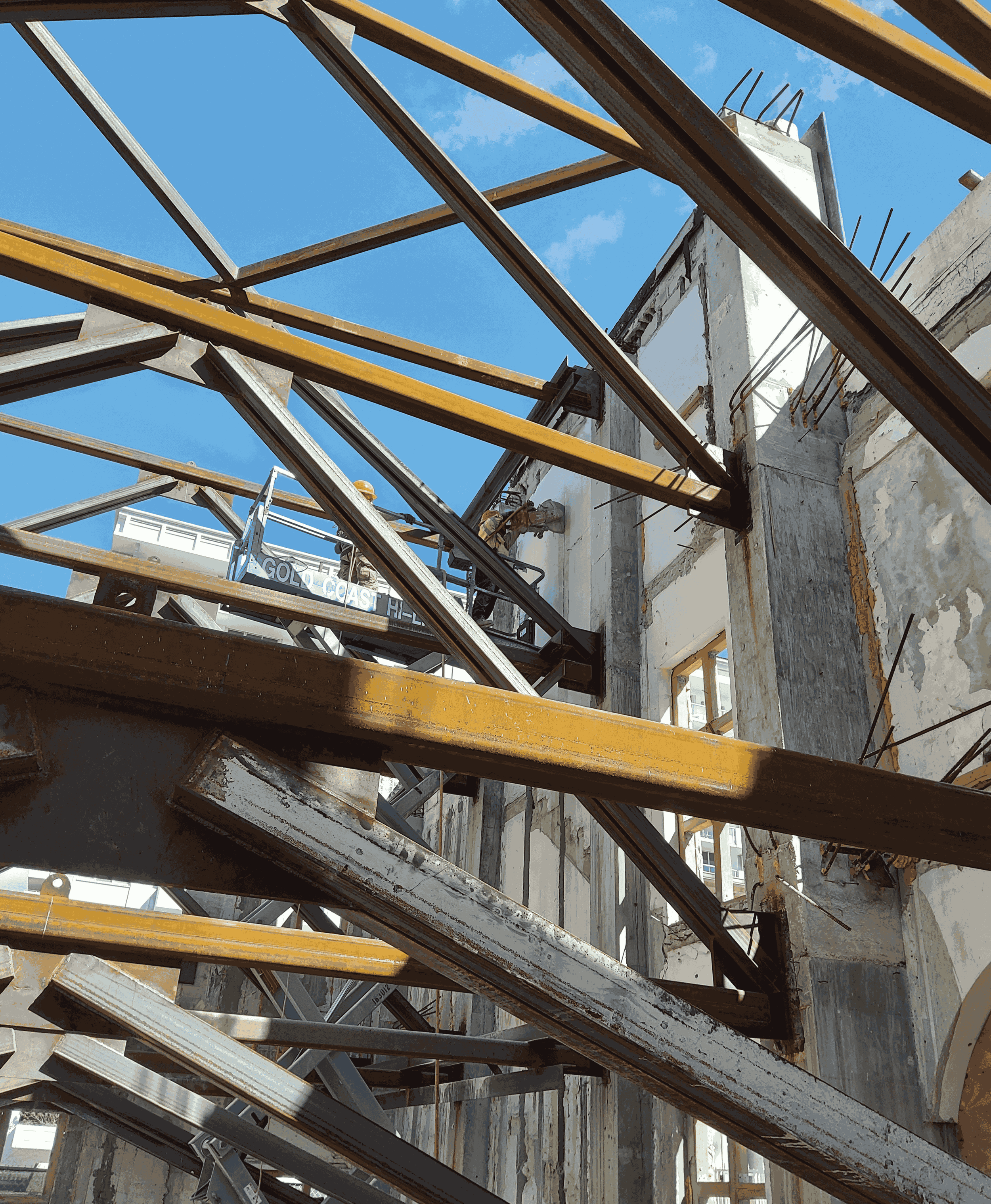 Temporary lateral support framework installed to ensure the façade walls did not collapse during relocation or a hurricane.