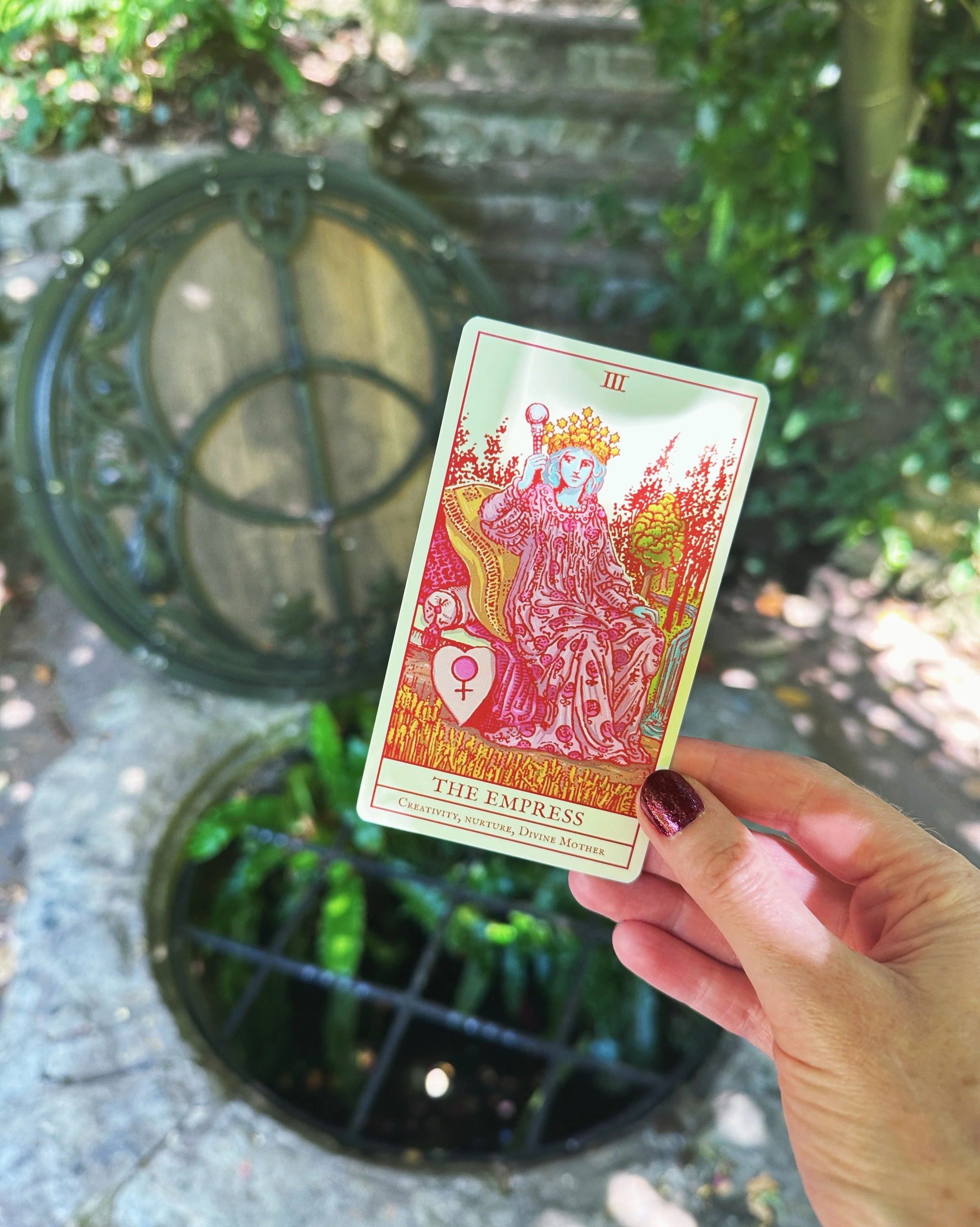 Chalice Well has my heart! 💖

Had an amazing time with @lyndabell_art and @dagmarblommaert drinking from the well, pulling cards and playing the Angel Guidance board game I picked up in a second hand book shop! 😅

Last two pics are from book shoppi