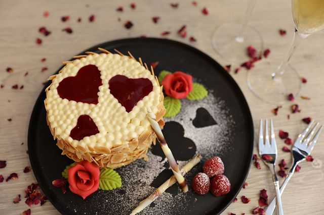 Looking for a way to tell that special someone 'I love you'? How about with this heavenly vanilla and strawberry cake. Serve it with a glass of champagne and your Valentine will be yours for ever!
.
.
.
#thebakefeed #feastordie #instafood #vscofood #