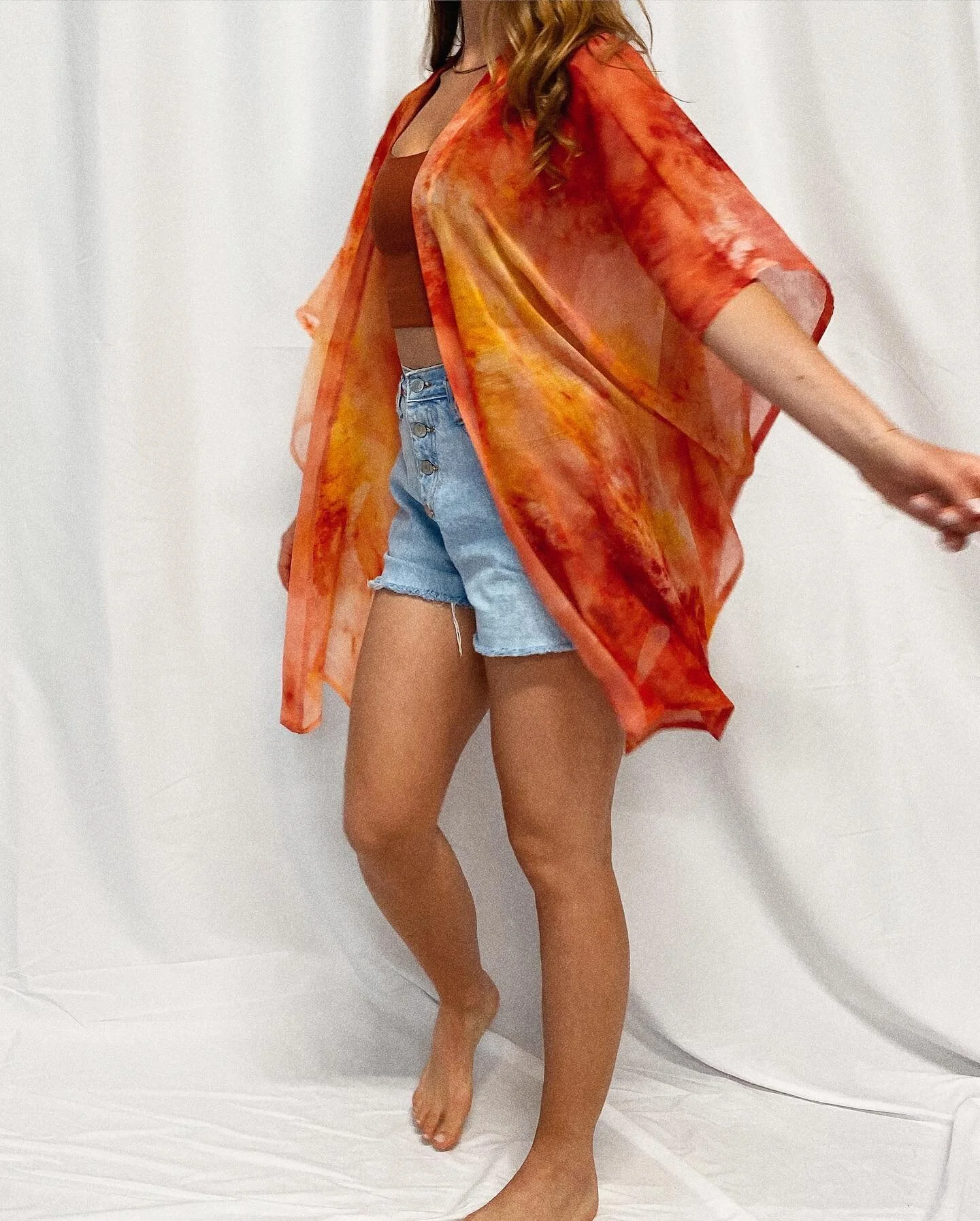 Easy breezy 💃
Golden hour kimono in silk chiffon, the most lovely fabric for summer- super light weight, semi sheer, flows with ease in the breeze.. Perfect summer layer 🌞 Hand dyed and sewn individually, each one will be a unique and one of a kind