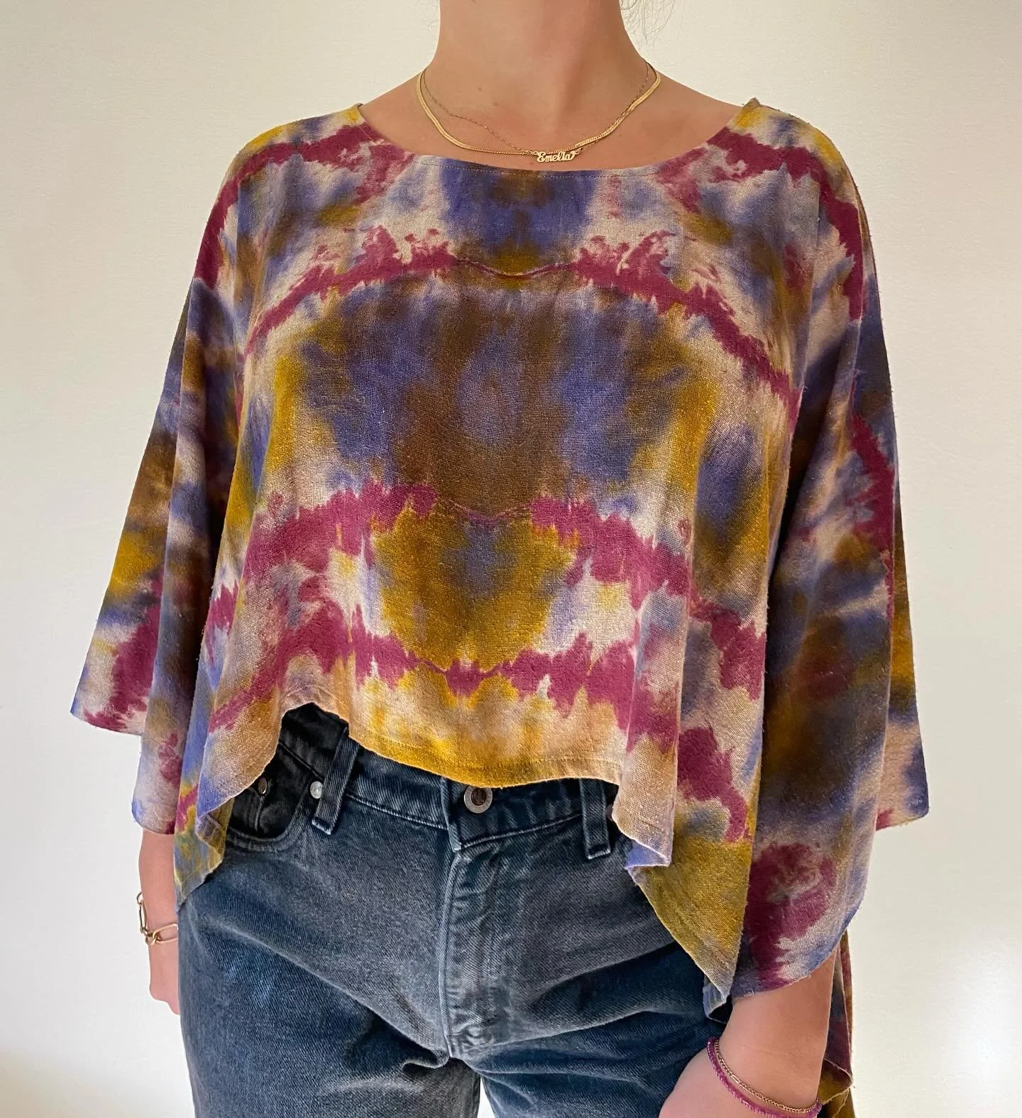 harvest raw silk easy top cropped 🌾

Lovely + easy to wear rectangle top made from yummy raw silk, a nubby and natural textured silk. In a cropped length.

88&rdquo; chest + hips, 17.5&rdquo; length

100% raw silk, has nubby texture + very soft + li