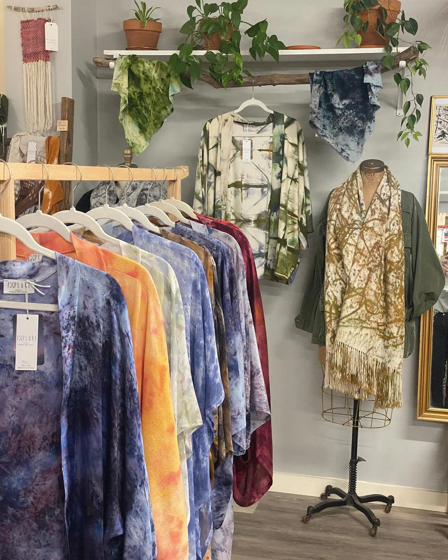 Come explore @thesodaplant and our sweet studio space next Saturday 10-5 to celebrate small business Saturday!! 🥳 the studio is home to 4 artists that work hard to create beautiful + thoughtful work to be shared with our community so please come enj