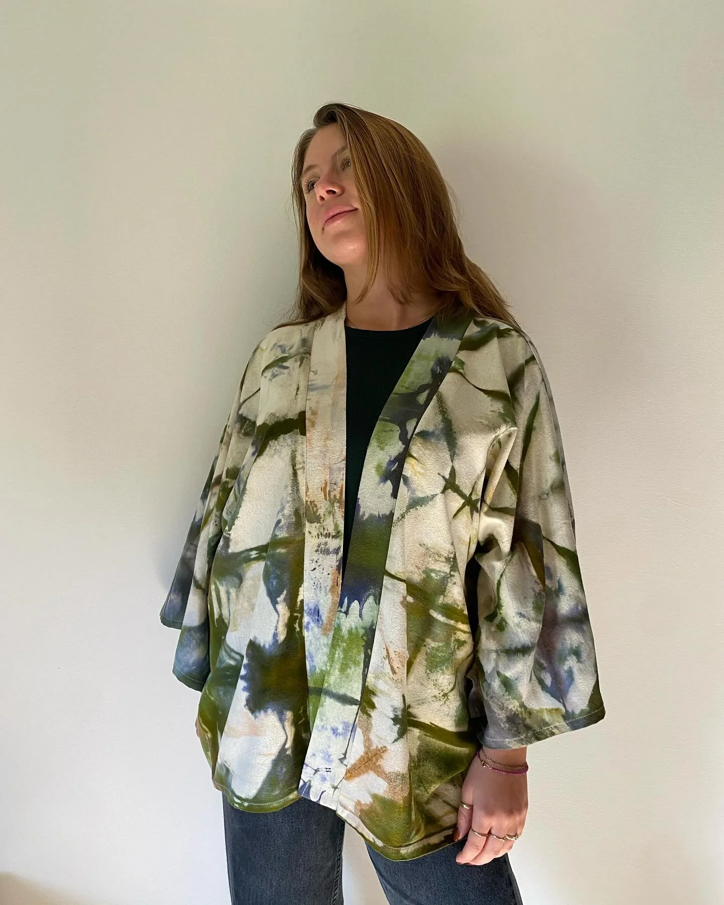 Forest raw silk kimono 🌲

58&rdquo; chest + hips, 27&rdquo; length

100% raw silk, has nubby texture + very soft
