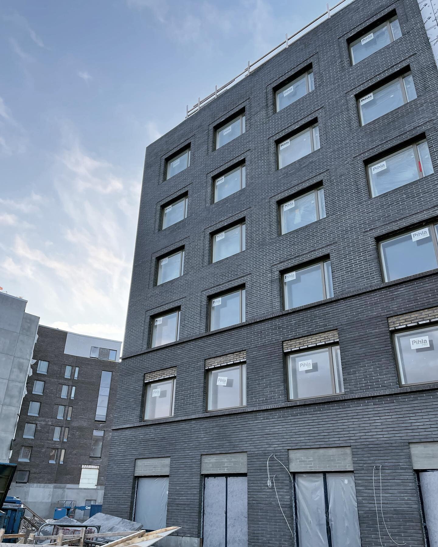 HOAS Vanha Talvitie housing for students in Helsinki, Verkkosaari
@tienoarkkitehdit @hoas_fi 
.
.
.
Beautiful brick facade from @wienerbergerfinland 
#architecture #archdaily #archilovers #architexture #arkitecture_details #arkitektur #brick #housing