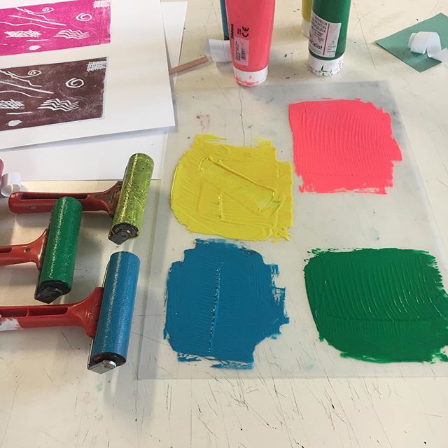 It’s been a very busy week @edinburghcollege Lino printing with my students , great colours, line drawings and prints, #printmaking #linocut #linocutprint #printmaking #collegeclass #workinprogress #arteducation