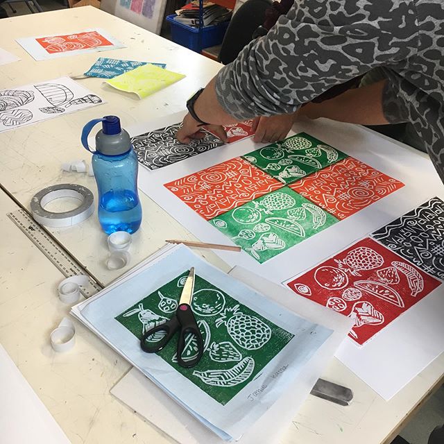 Super productive week with my level 1 &2 UAL art,design and media guys @edinburghcollege group, they are steaming ahead with their printing skills in Lino and monoprinting this week. Such a great lively group of students which I’m honoured to be working with this year #linocut #linoprinting #colour #print #studentsonamission #fruit #fruitandveg #fruityprints #goteam #scottishstudents