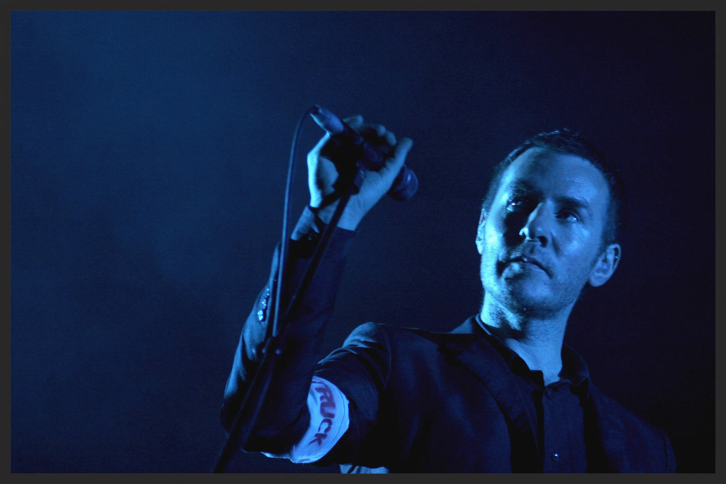  Massive Attack performing Risingson live on the 2008 tour.