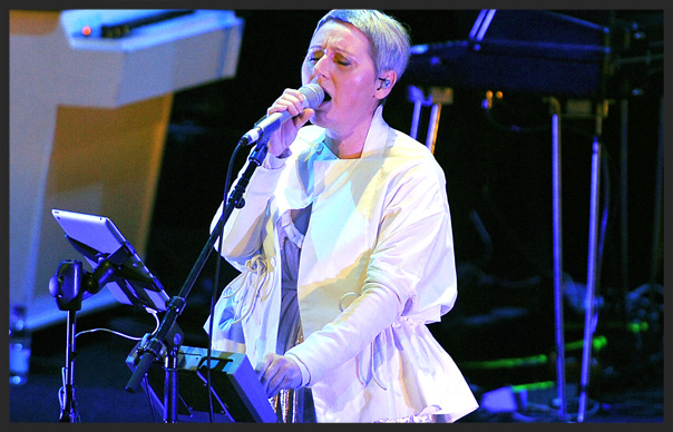 Elizabeth Fraser Performing Teardrop On The 2006 Tour.