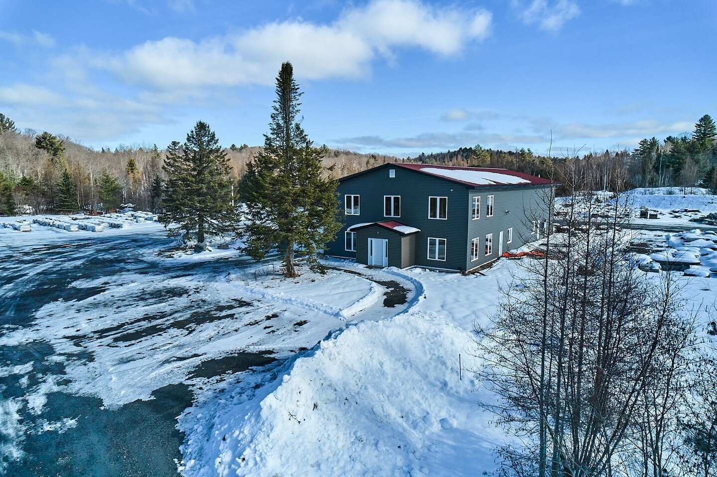 Check out this incredible opportunity to obtain a large parcel of acreage in a prime commercial setting at 144 Stephenson Road 8, Huntsville ($1,795,000).

🖥️ Link In Bio👆

✓ 48 Acres of Usable Land
✓ 6700 sq. ft. Two-storey Commercial Building 
✓ 