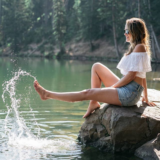 Another fun portrait session at the lake! It's been such a busy summer I haven't been able to get to the mountains nearly as much as I would like, so I savor every opportunity I have. Even if it's for work! 📸🤘 It's not too late to book a fun mounta