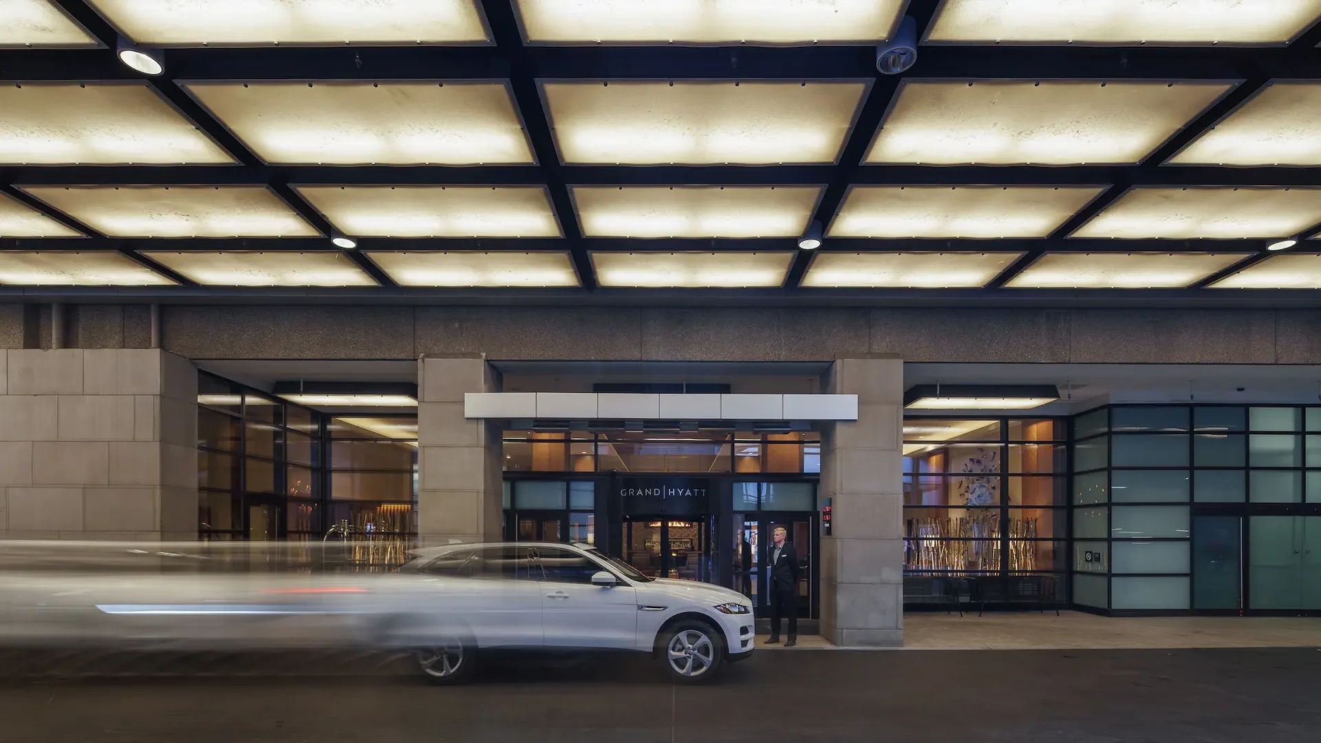 Grand-Hyatt-Denver-P200-Drive-Entrance.16x9.webp