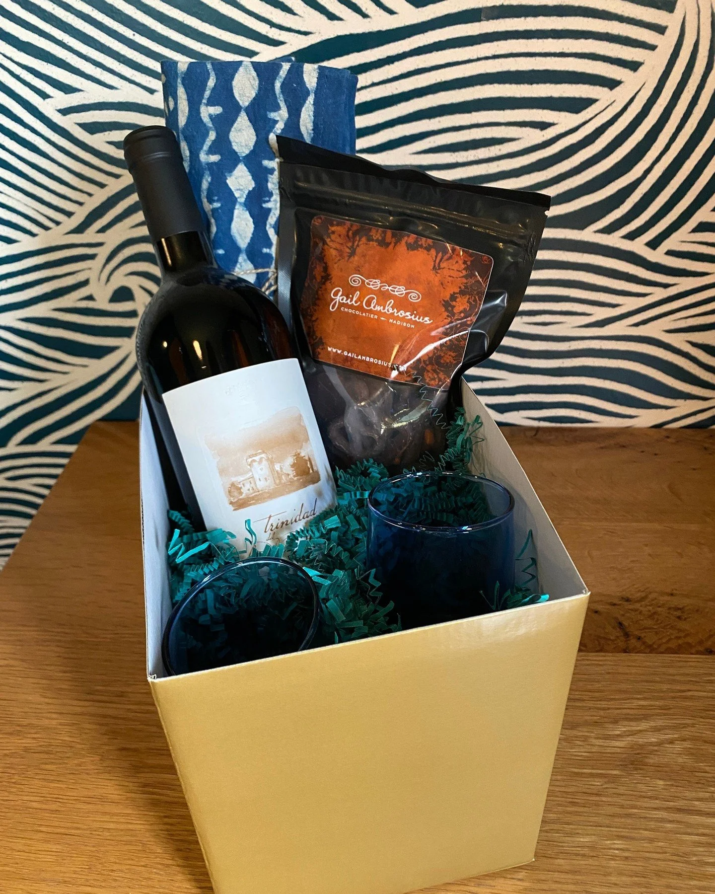 Time to get your gifting on! 🎁 Whether you&rsquo;re thanking clients, treating your team, or just feeling extra generous, we&rsquo;ve got you covered. From wine and books to snacks, glassware, and linens, we&rsquo;ll help you build the perfect box f