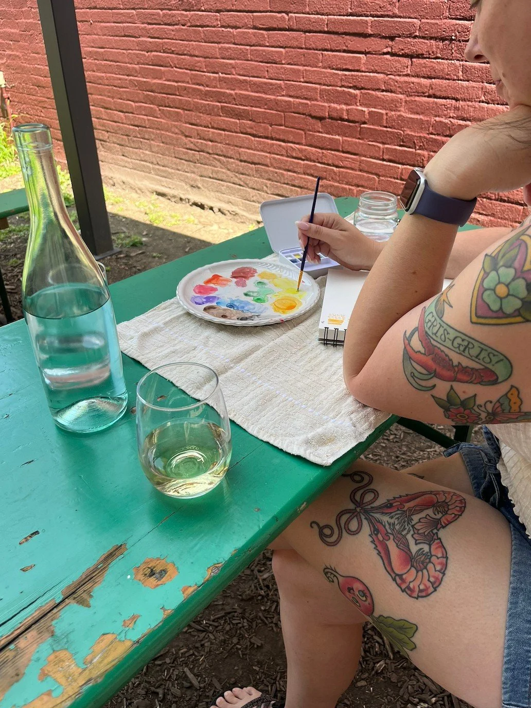 A rare afternoon to yourself? Perhaps a little painting in the wine garden is in order. 🎨🥂 That's what @emmmmk__ thought one day, and we couldn't help asking if we could take a picture.