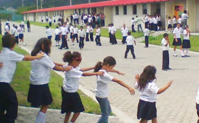 School children at Inter-Mac's Los Castaños de Choloma neighborhood enjoy recess outside.