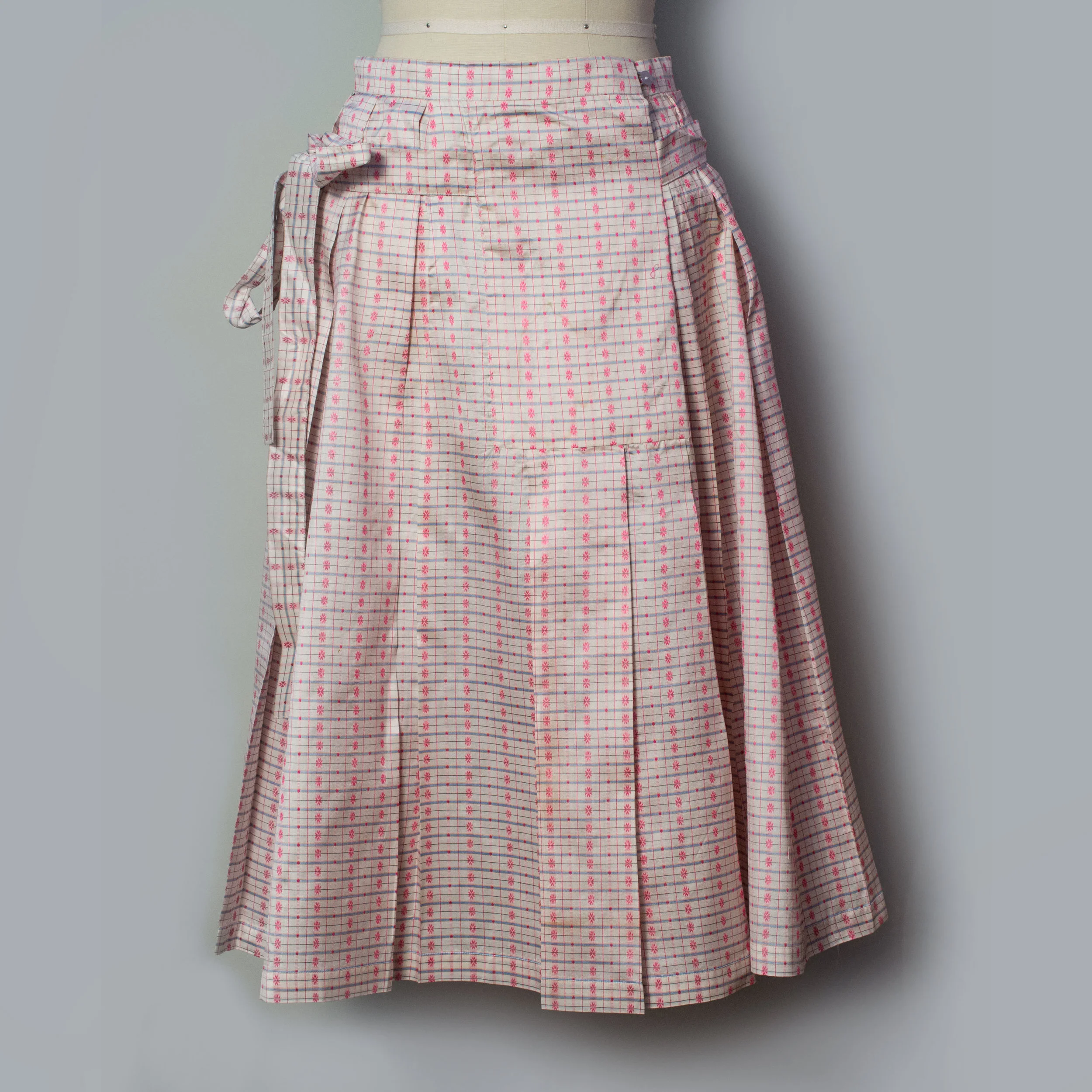 Pleated_skirt_white_burmese_plaid.jpg