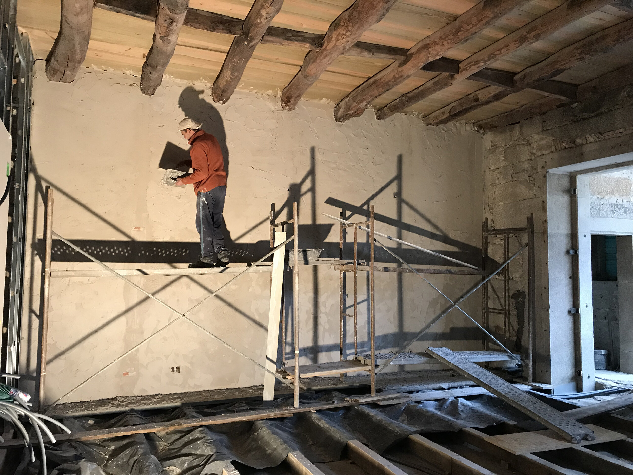 Plastering the walls by hand in apartment C