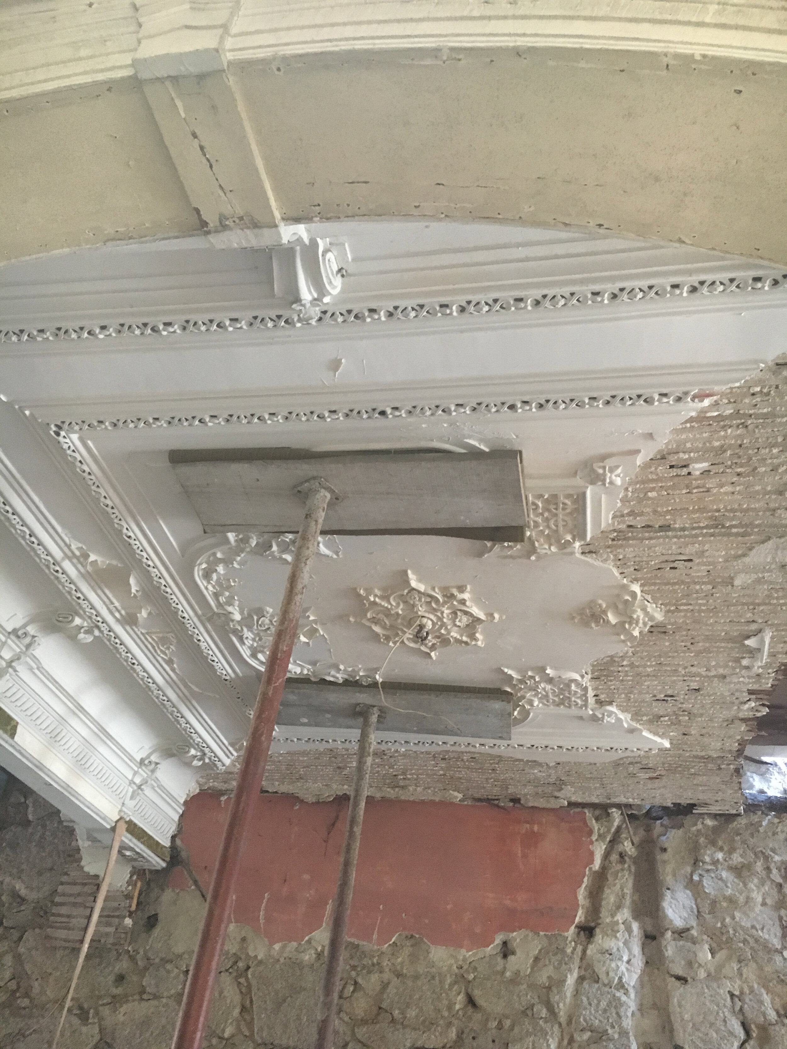 Ceiling plasterwork in apartment C