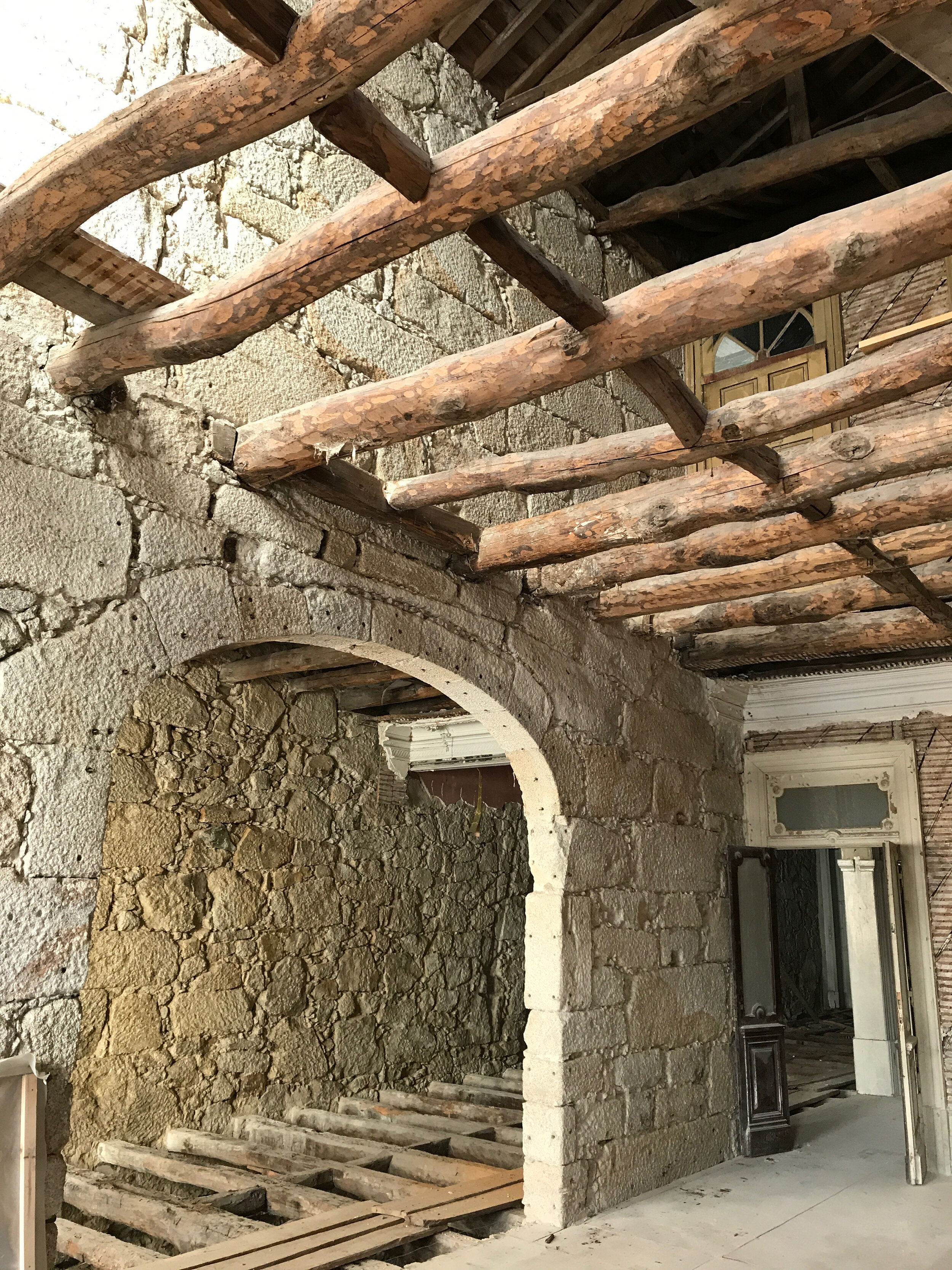 Stone archway and chestnut beams to be preserved in apartment C