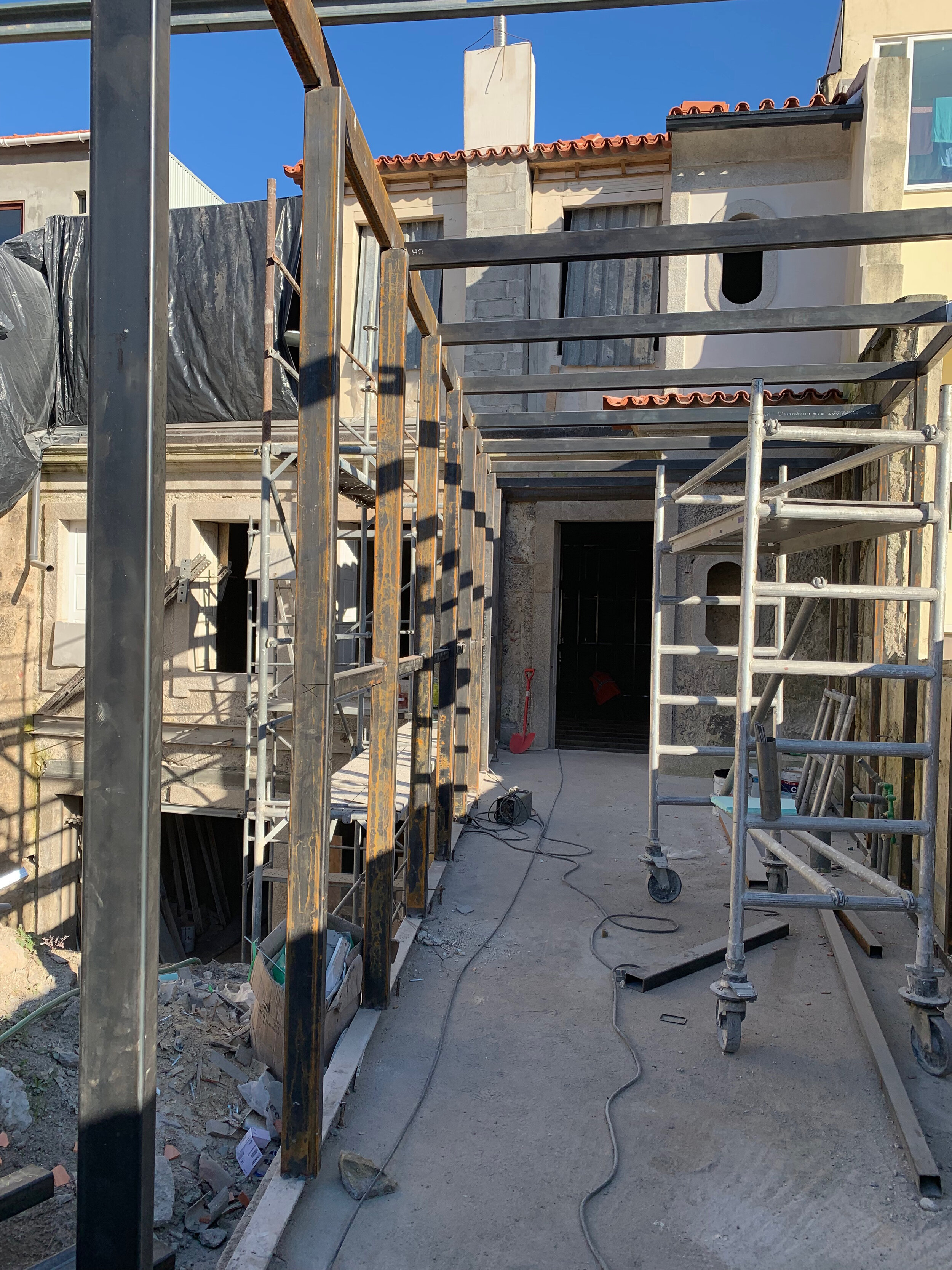 Placement of the lateral support beams for the kitchen module in apartment C. Welded in place