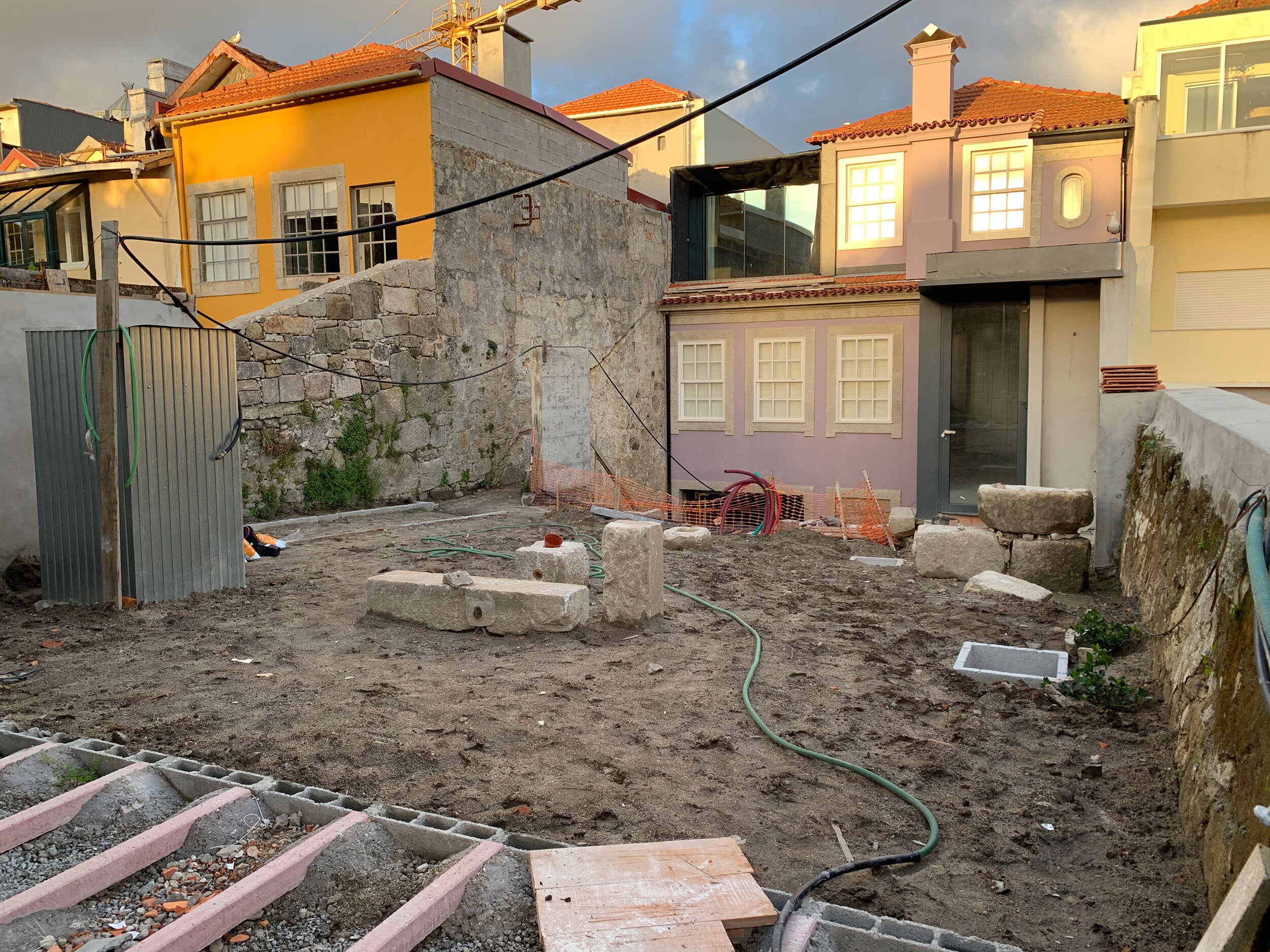 Lookin on the graded area between the old Almada building and apartment H