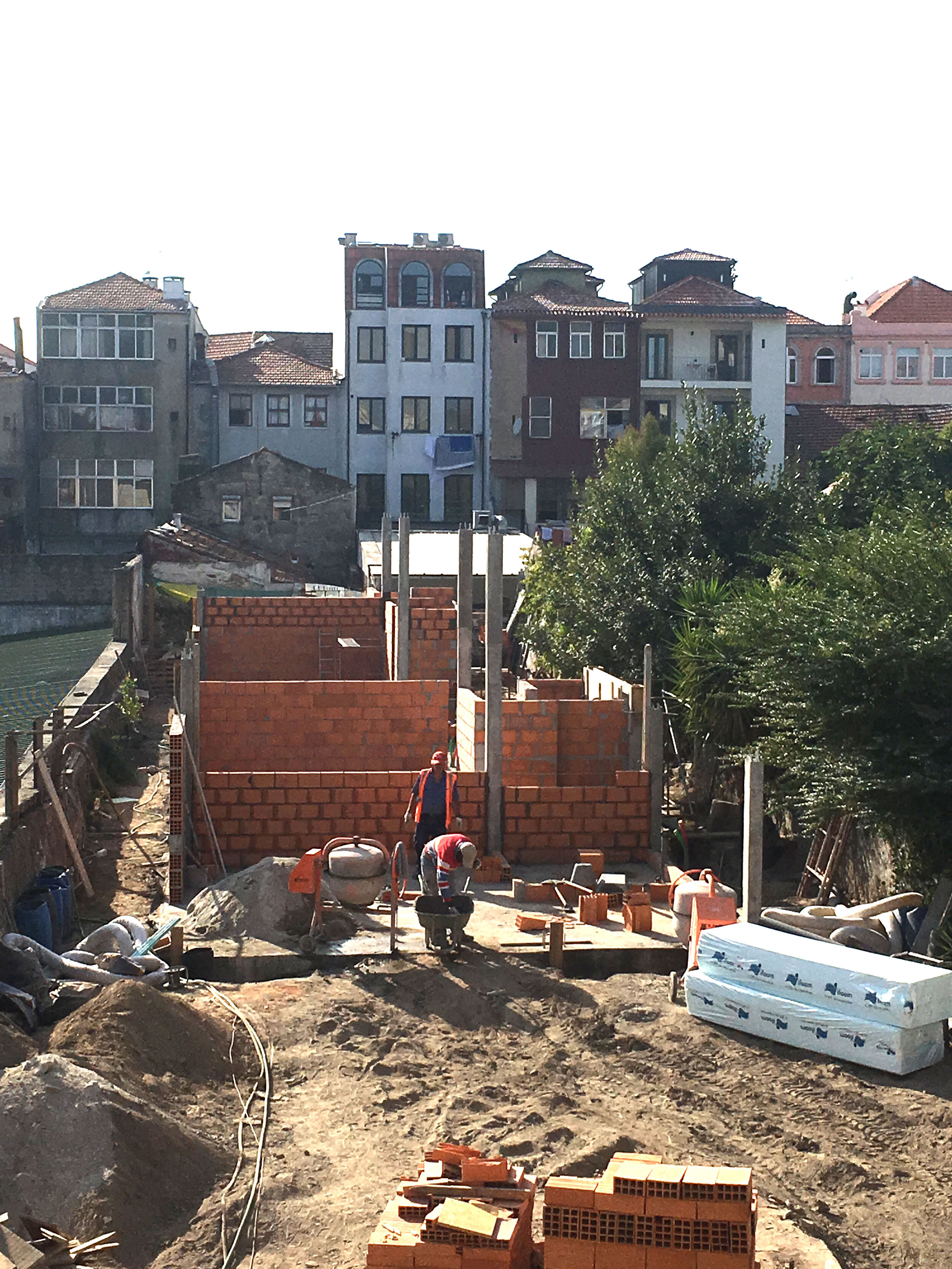 Wall construction with upright cement pillars in the new rear building