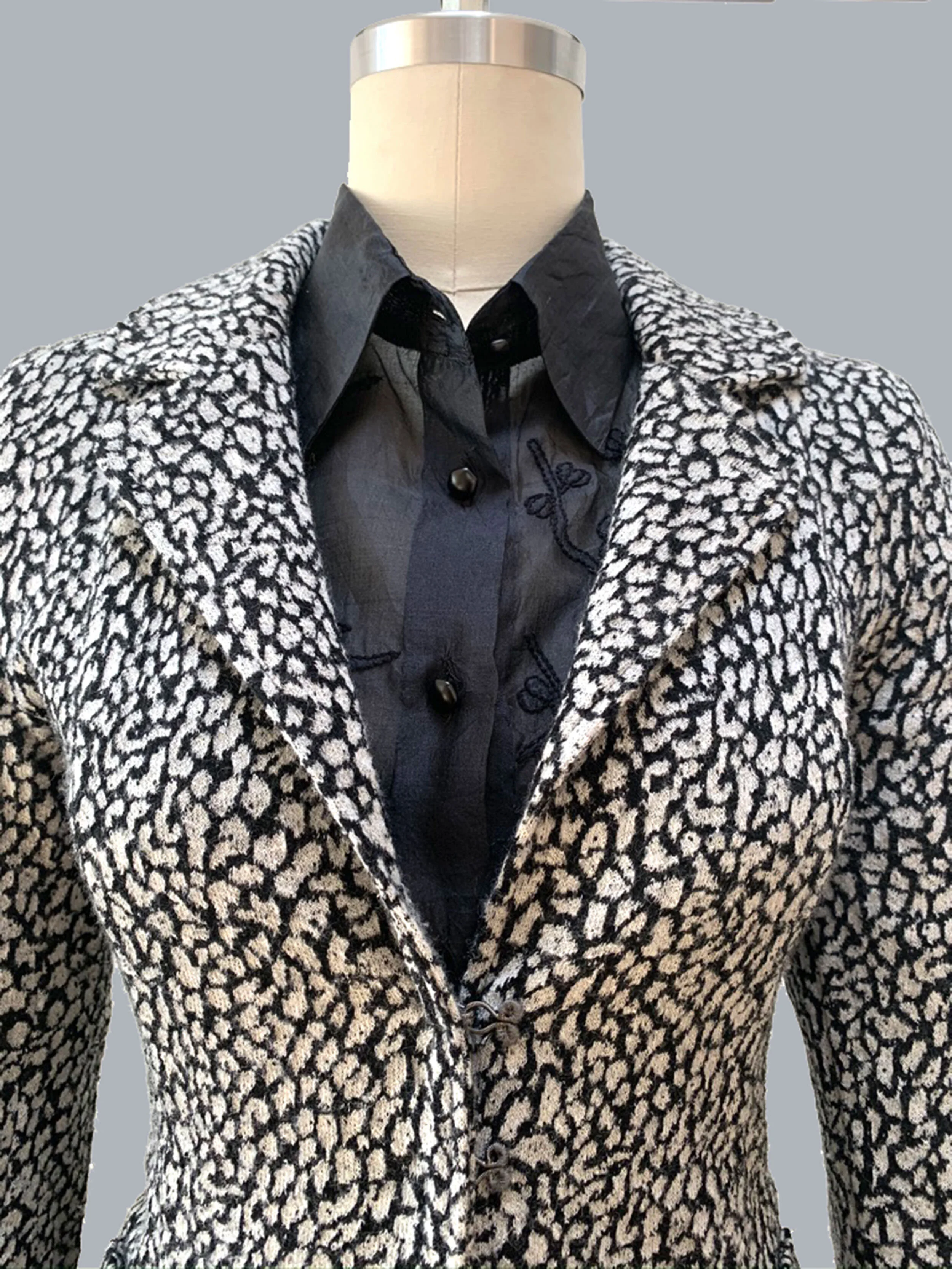 Black_white_coat_detail_web.jpg