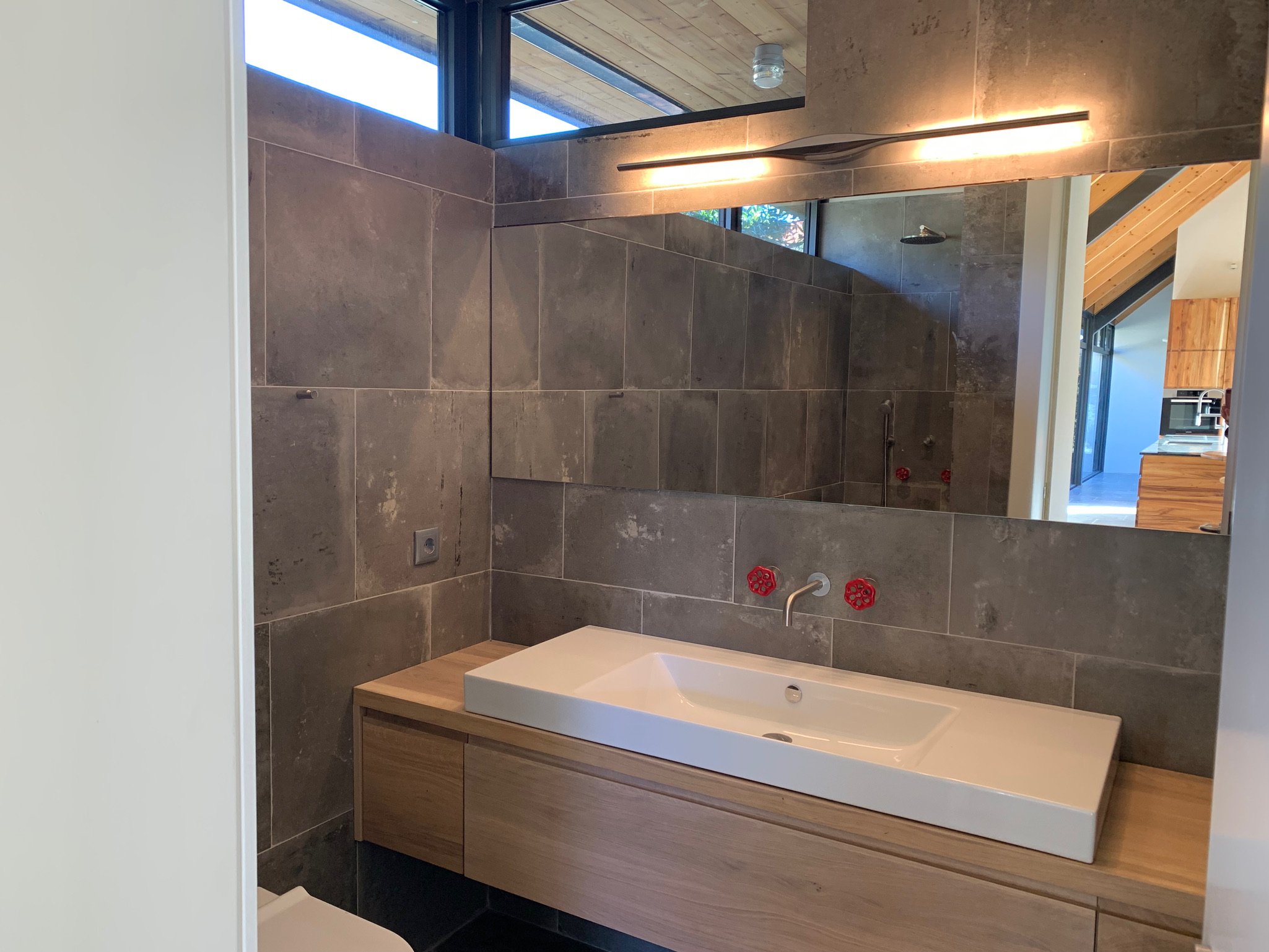  Elegant Italian sink and fixtures of apartment H 