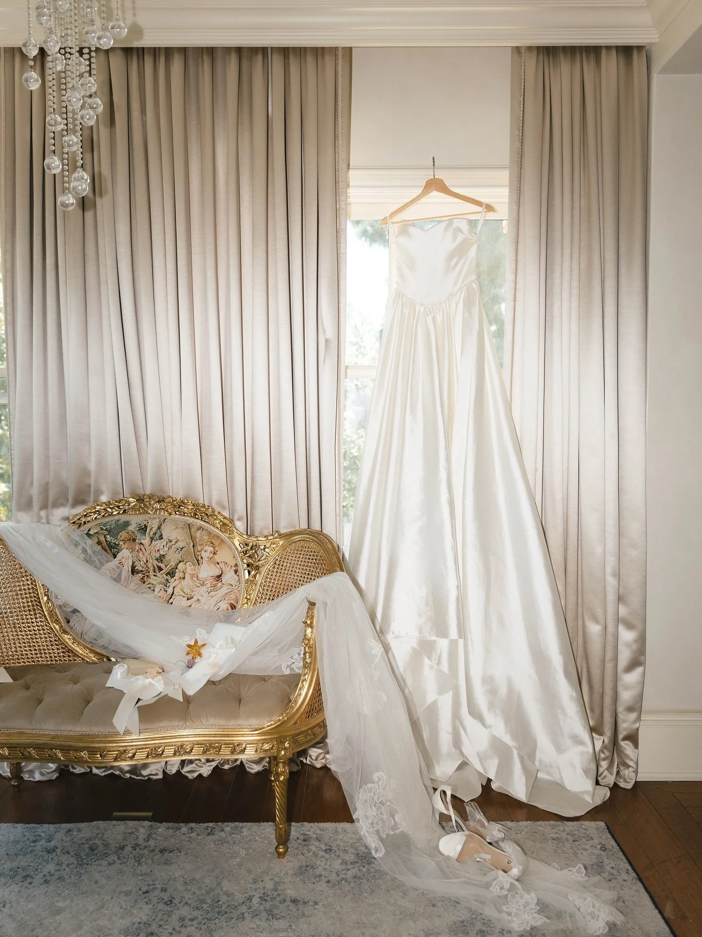 Quiet moments and details before slipping into the dress of your dreams 🤍

Design: @cherylhanphoto @goodfloralco 
Photography: @alyshamillerphotography 
Venue: @etienneestate 
Coordination: @ahloveevents 
Florals: @goodfloralco 
HMUA: @christyyoo_ar