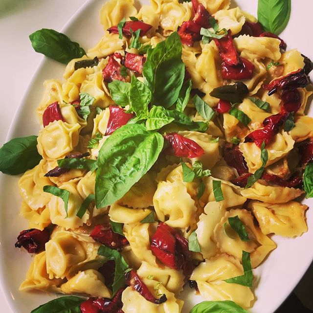 Fresh Egg Tortelloni Salad with Roasted Peppers #pasta #lunchtime #yummo