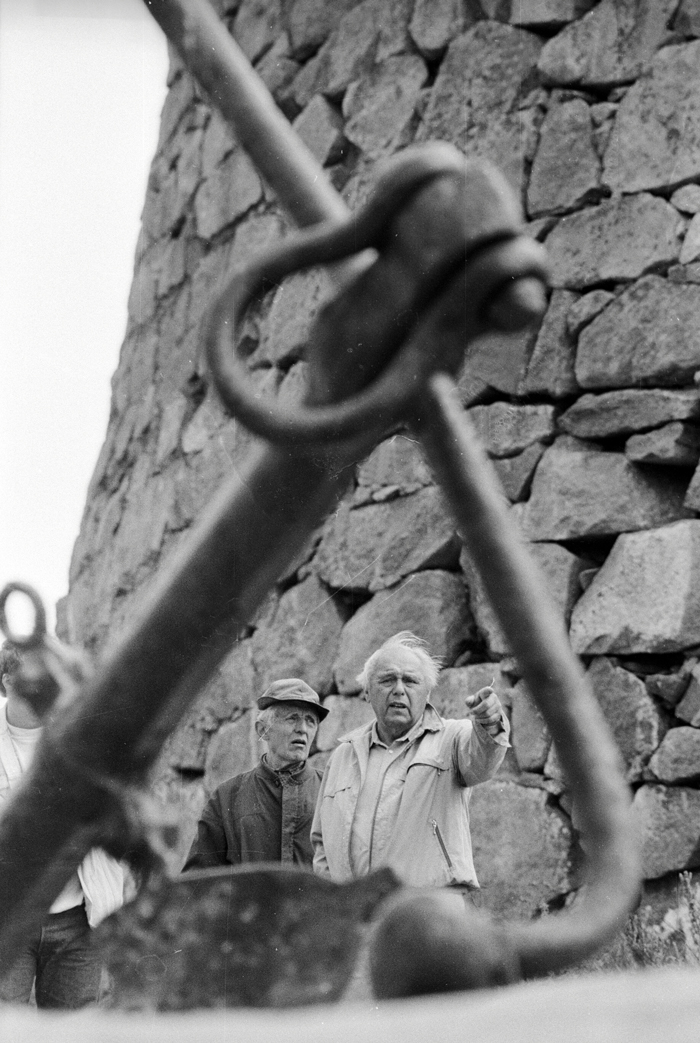 I 1962 tok Aslak Jensen (til venstre i bildet, her &nbsp;sammen med statsstipendiat Erling Johansen) initiativ til å etablere Komitéen for restaureringen av Akerøy Fort. Foto: Tom- Egil Jensen