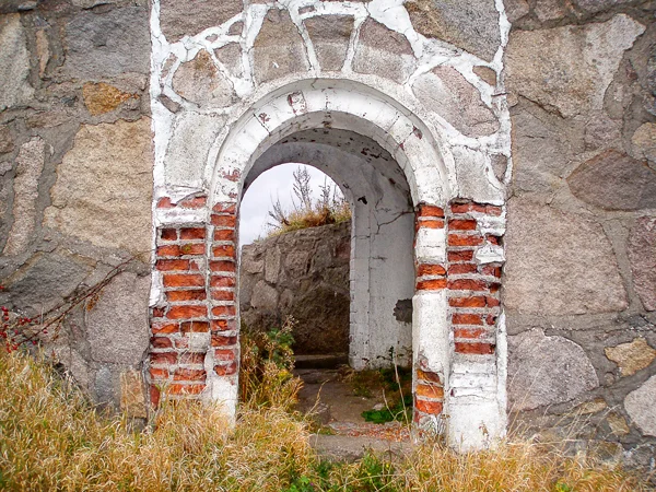 &nbsp;En av inngangsportene på Akerøy Fort. Foto: Johnny Arntzen/Akerøyas Venner