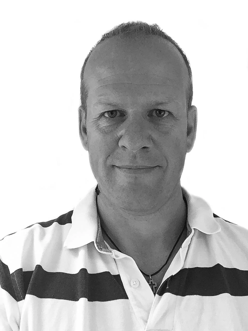 Øyvind Langelandsvik fra RBI Interiør forklarer at tregulvet kan krympe på grunn av den tørre luften. – Dette kan skape glip i skjøtene og kuv i borgene, sier han.