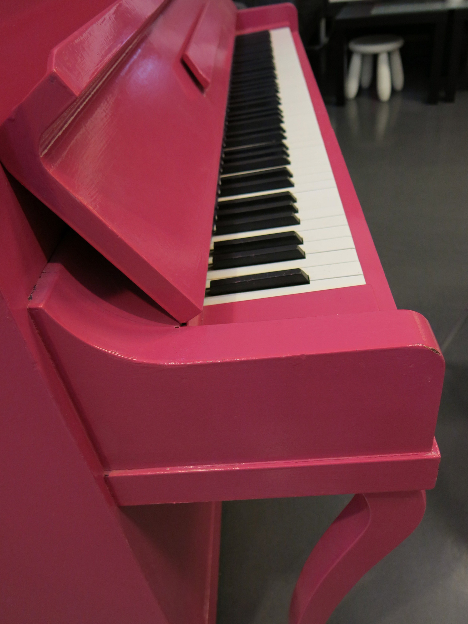 ROSA PÅ BALL: Det står der som et mektig skue. Som en magnet på barn som vil lære seg å spille piano. Malingsbransjen mener «hjemmemaling» av gamle pianoer er en god idé.&nbsp;&nbsp;Rosa er årets farge. − Å male et piano rosa, er som å gi det ungdom…
