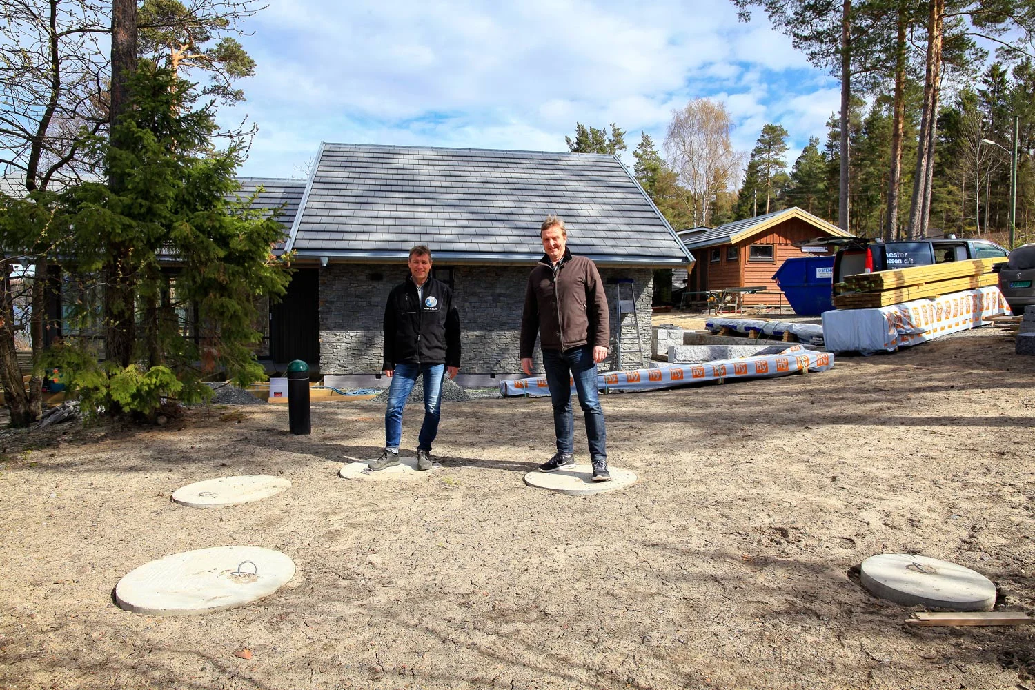Hytteeier Jens Christian Knudsen sammen med leverandør av renseanlegget Jan-Petter Kongsberg (til venstre) i Agro &amp; Miljø as.