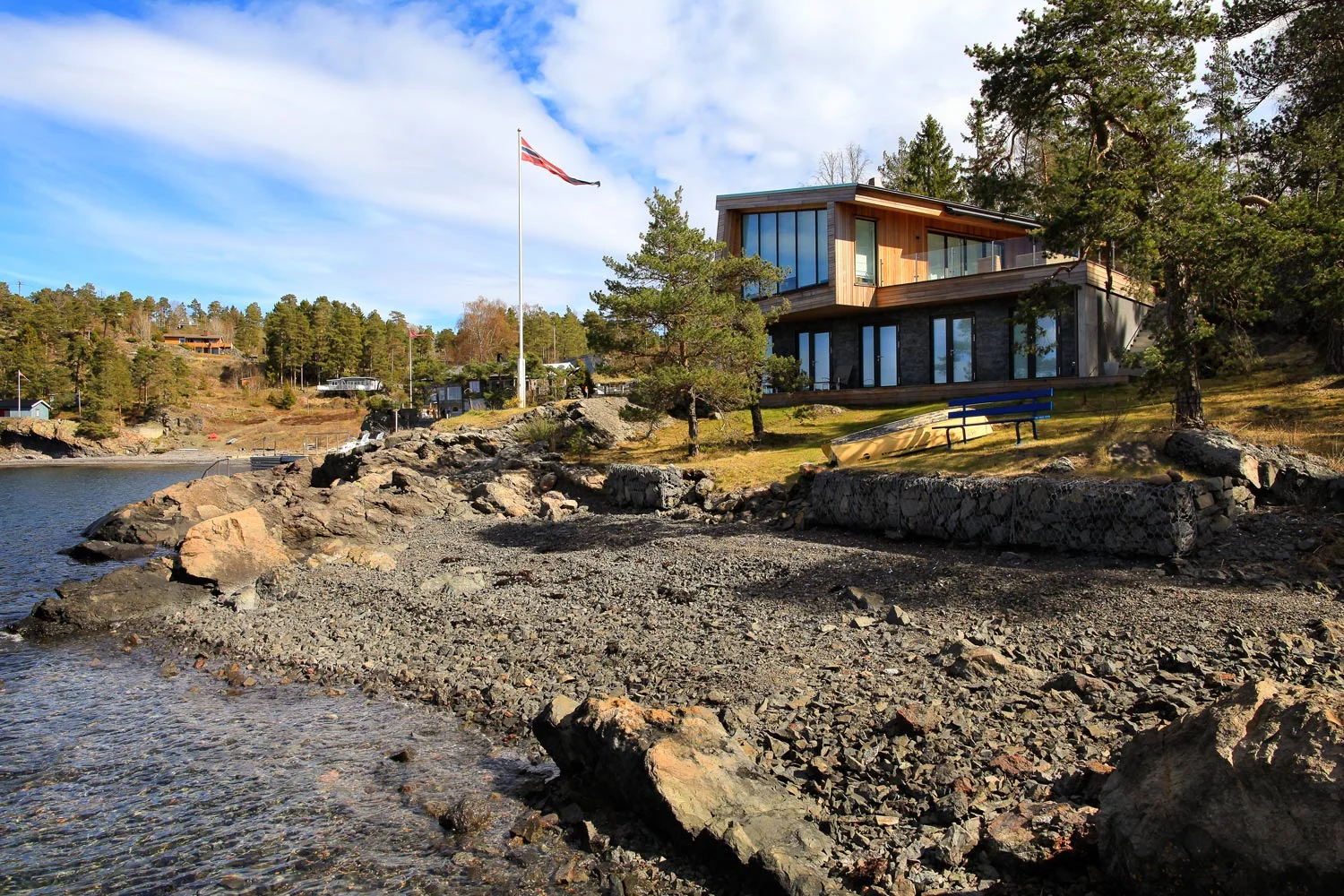 Hyttene på Jeløy står på unike og eldgamle bergarter. Grunnet fjellets sprekksystemer og høyt nivå av grunnvann gjør at man må ha den hydrogeologiske kompetansen til å forstå hvordan arbeidet i grunnfjellet skal utføres.