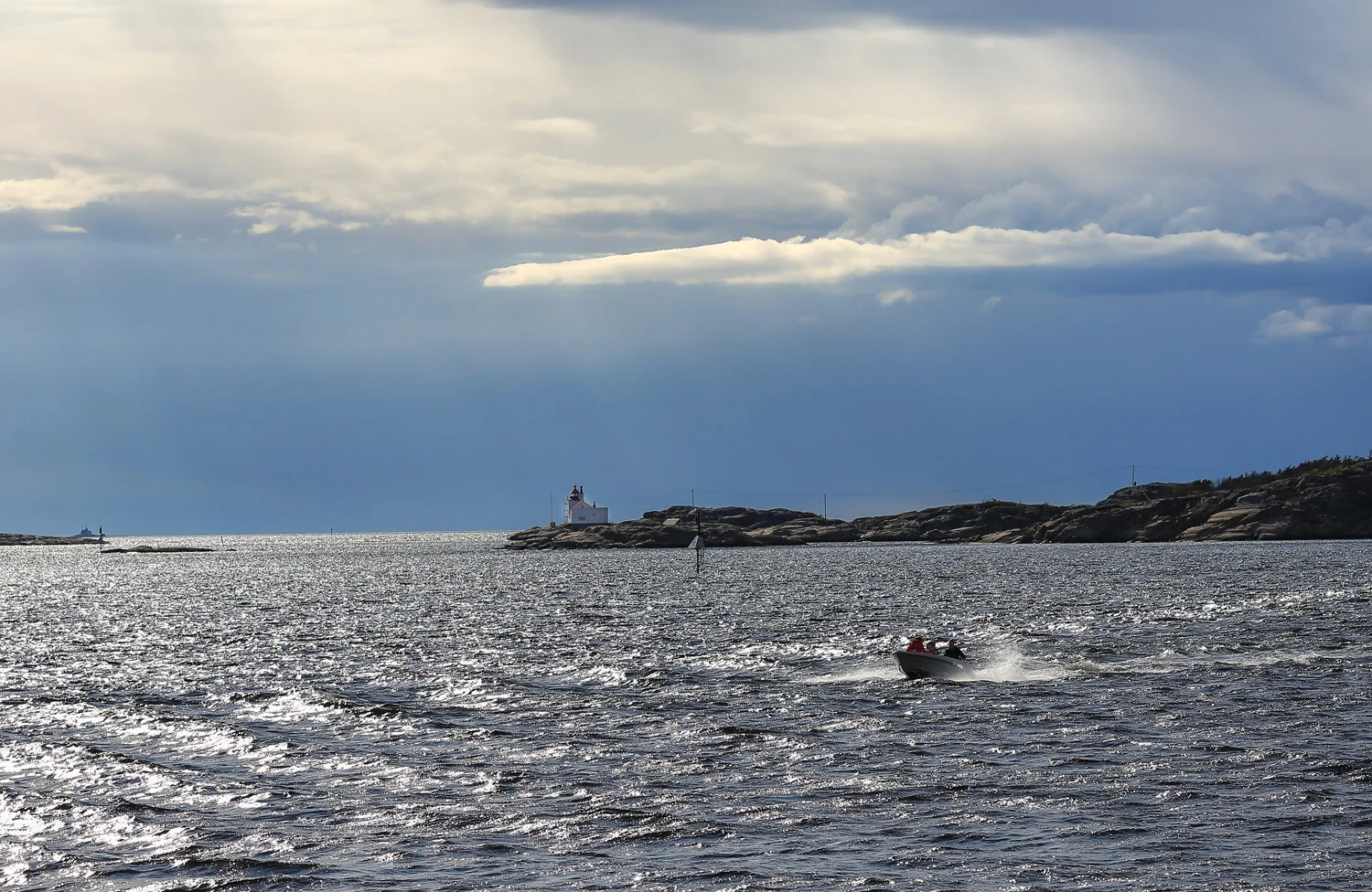 Kombiner gjerne turen til Makø som en øyhoppingstur. Underveis har du fantastisk utsikt til to fyrstasjoner og båtlivet.