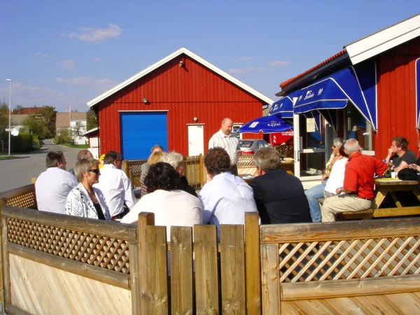 Nyt sola og livet i havnen fra Fjordfisk sitt utsalg i Utgårdskilen.