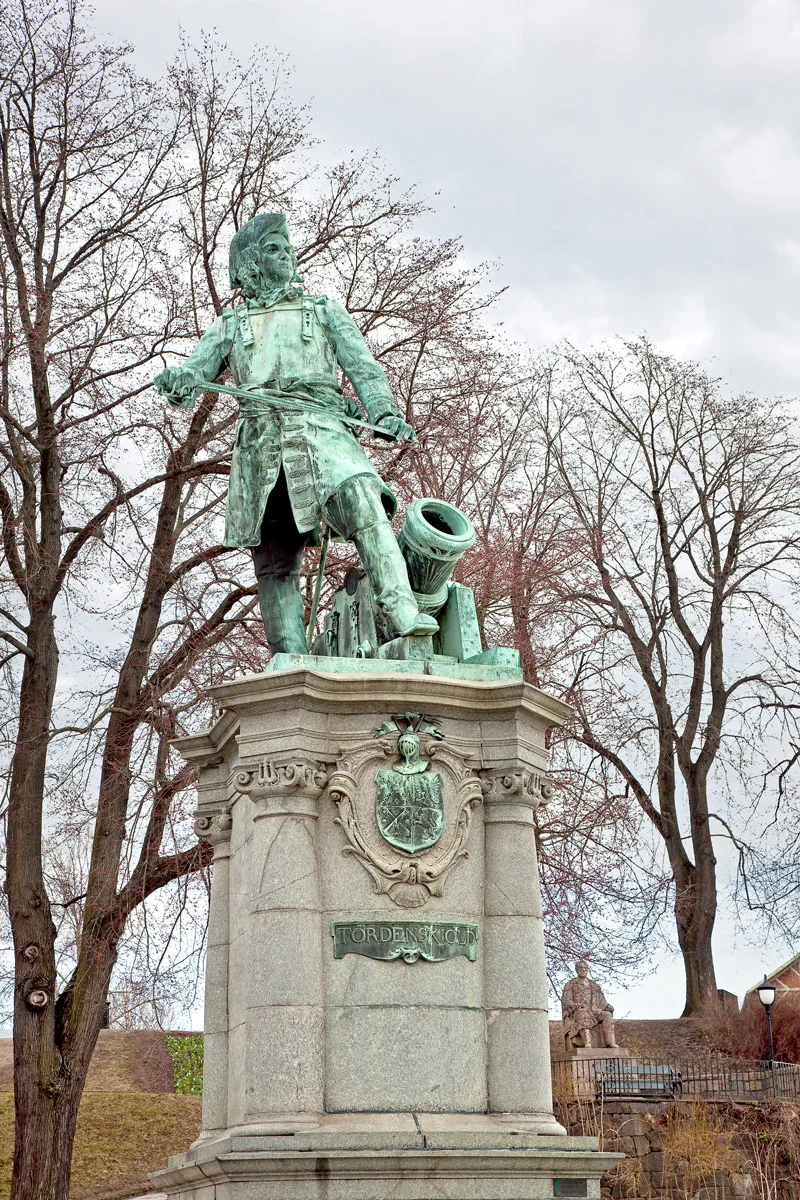 Statuen av Peter Wessel Tordenskiold som står på Rådhusplassen i Oslo.