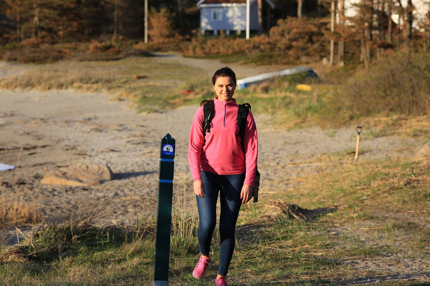 Kysstien på Asmaløy går langs vannkanten på Brattestø. Se hele turen her ->