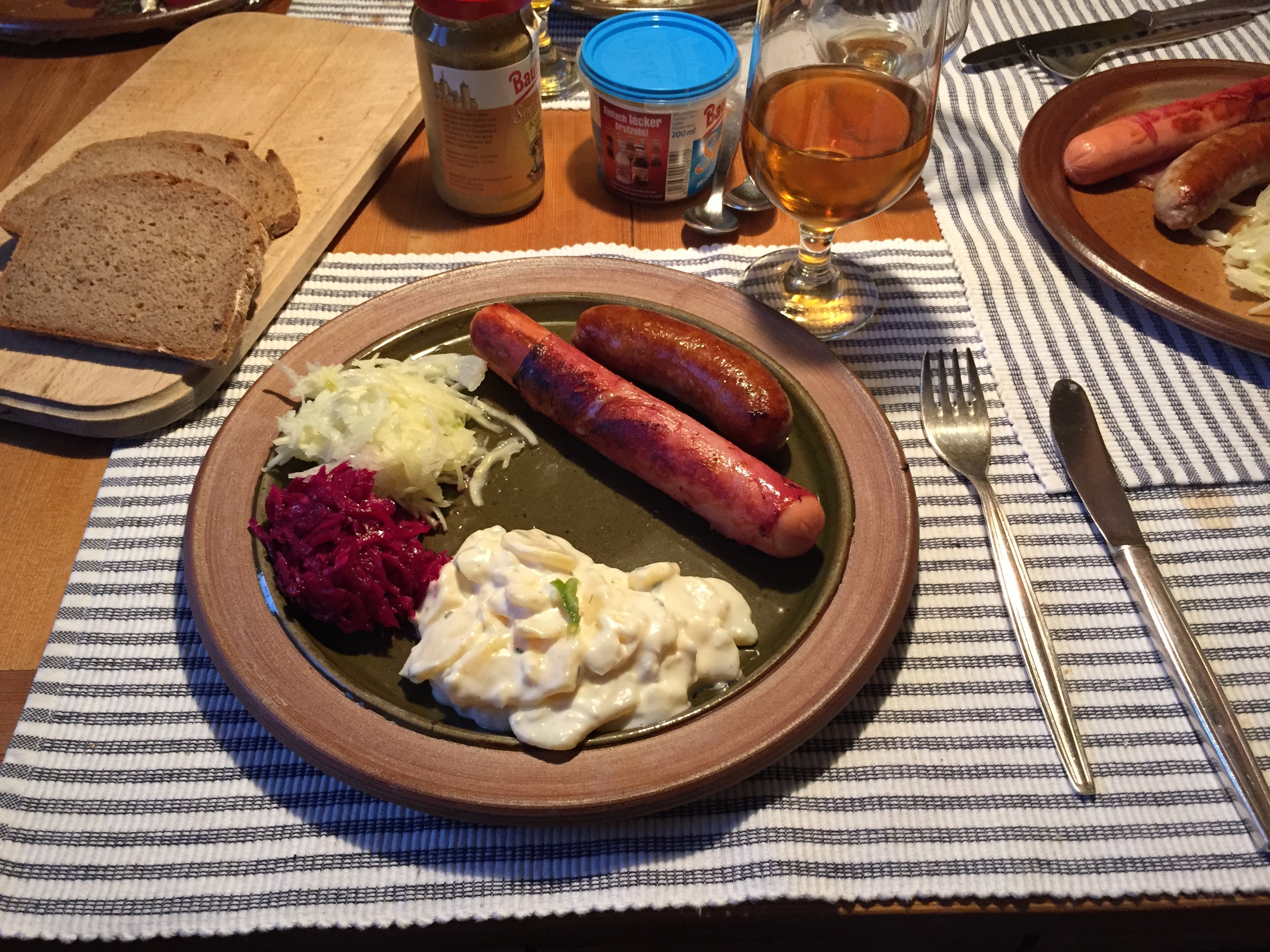 Wurst, Kartoffelsalat, Rotkohl und Sauerkraut