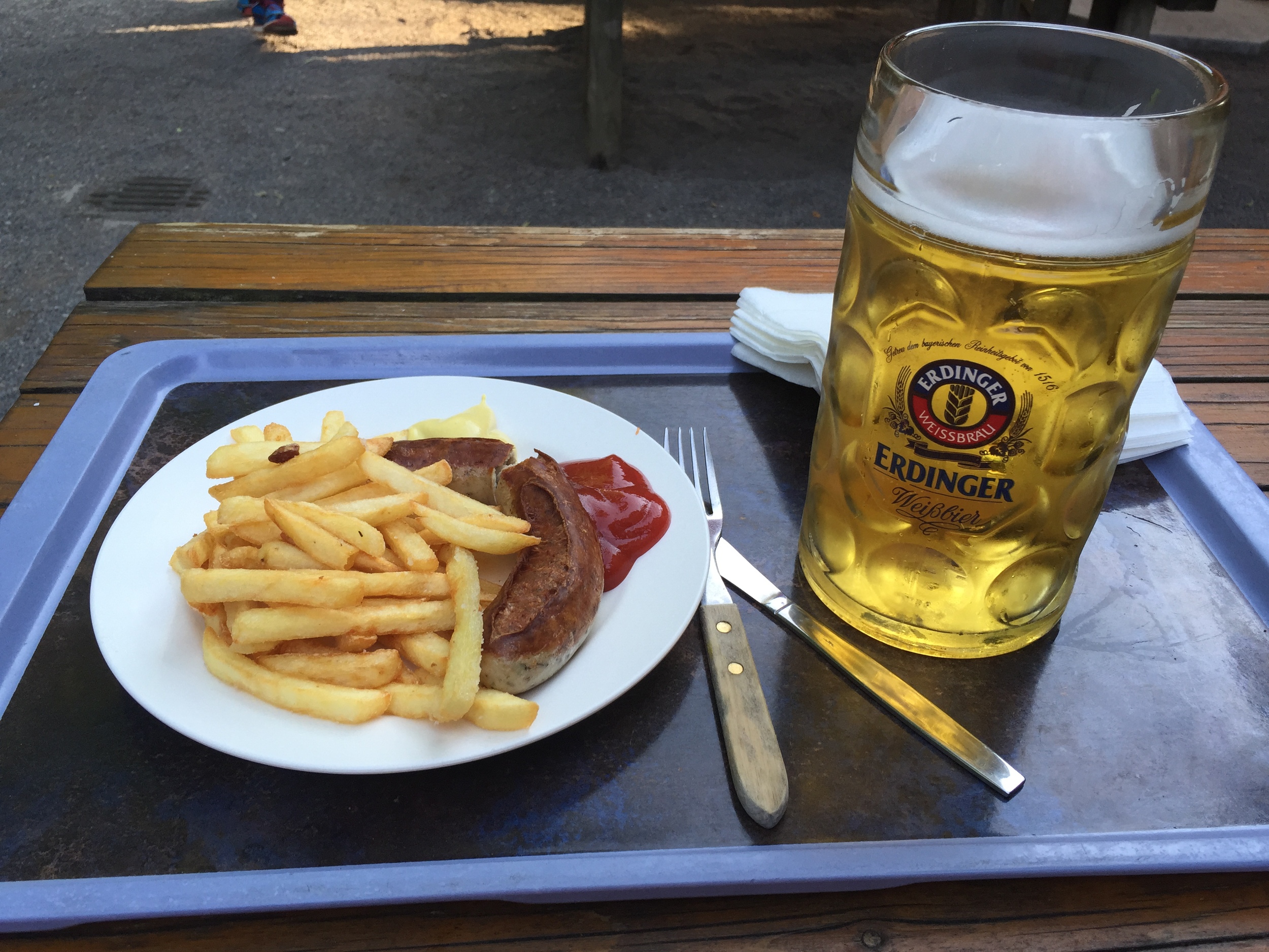 Bratwurst mit  Pommes 